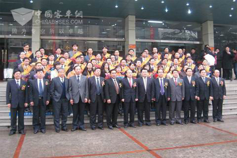 东风公司与会领导和受表彰的先进单位先进个人合影留念