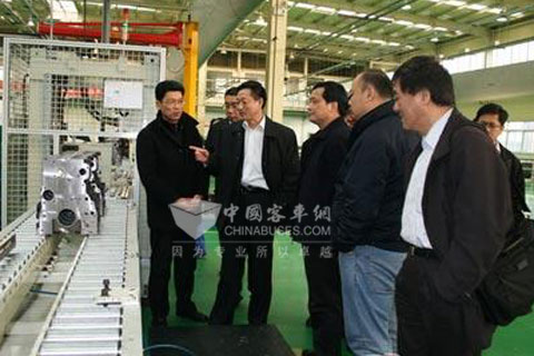 大连机车董事长孙喜运(左三)在常柴总经理何建光(左一)陪同下参观试制车间