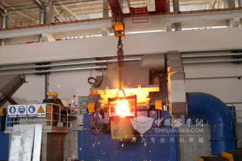 在玉柴铸造中心生产车间,生产机器正在熔化铁水