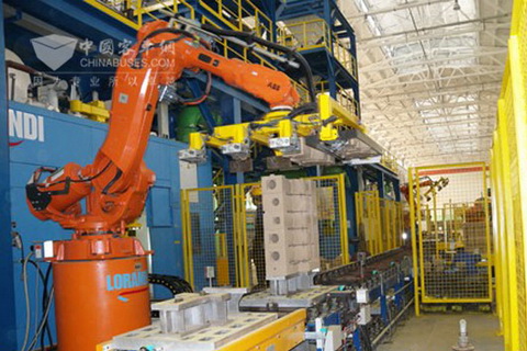 在玉柴铸造中心生产车间里,机器人正在进行自动化下芯