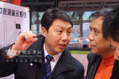 奥特副总经理赵民章现场给参观者讲解