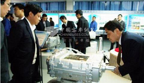 代表团成员在綦齿展厅亲历感受该公司16档变速器的转动情况