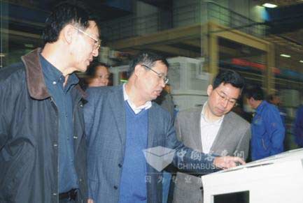 潍柴动力执行总裁徐新玉、中国内燃机工业协会副秘书长魏安力一行访问陕西法士特公司