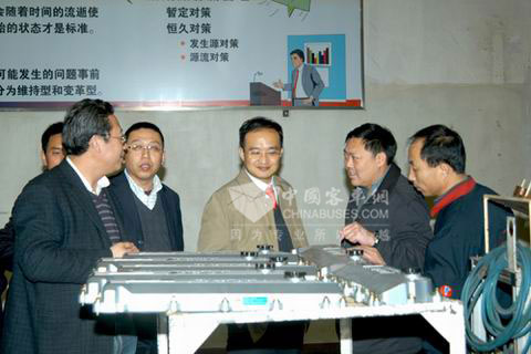 东风汽车股份有限公司总经理卢锋一行参观朝柴总装厂生产线