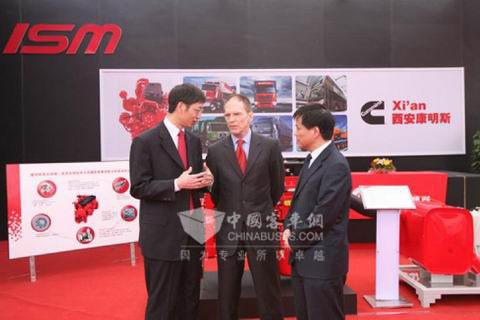 美国驻华公使衔商务参赞蔡瑞德(中)向陕重汽副总经理支保京(右)和西安康明斯总经理关章华(左)了解相关情况