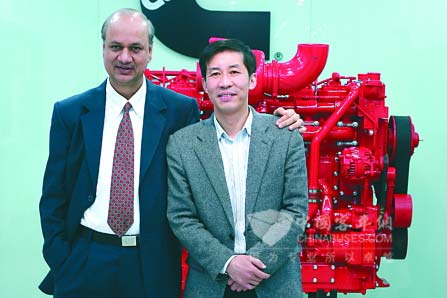 重庆康明斯发动机有限公司总经理辛德力(左)、中方总经理夏洪彬