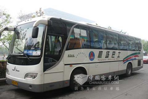停靠在西单民航大厦前的机场大巴