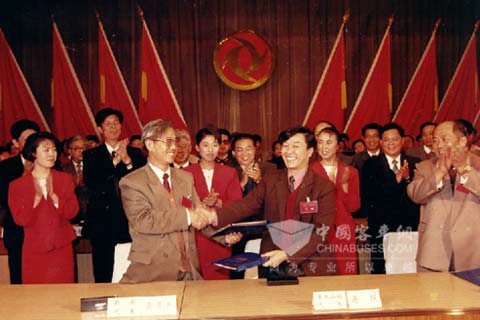 1993年4月26日，朝柴以资产经营一体化方式加入东风汽车公司，成为东风汽车公司全资子公司