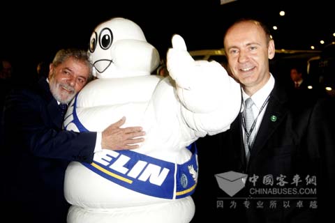 巴西总统卢拉(左)与米其林轮胎先生