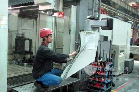 陕柴工人在精心工作