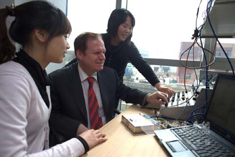 采埃孚工程师与员工