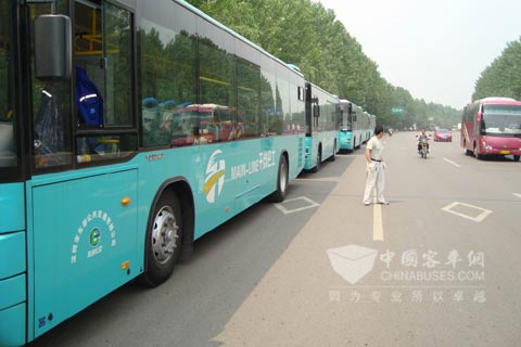 交付给深圳公交即将投入运营的配装东风康明 斯发动机的公交车