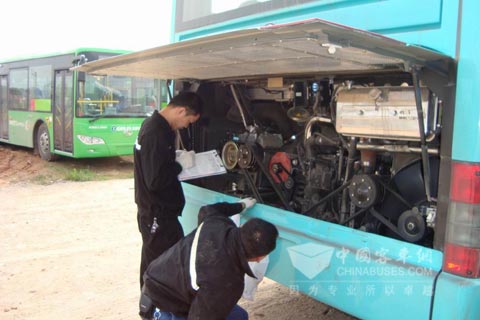 东风康明斯服务人员对发动机进行检查