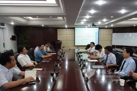  晏平（左二）与海翼集团高层座谈