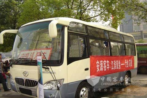 配备江淮底盘的中巴
