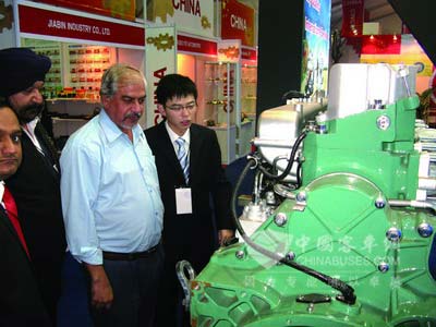 锡柴工作人员为海外客户介绍产品性能