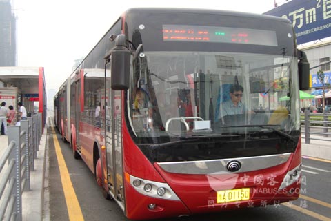 配装东风康明斯发动机的郑州公交BRT客车