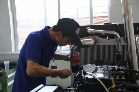 东风康明斯参赛选手大比武决赛的实际操作考试中