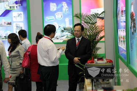 常州市副市长高清（右）与客商在常柴展台前洽谈