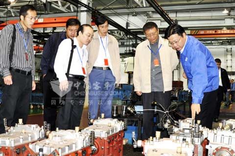 王澄部长（右二）一行在綦齿总装分厂参观