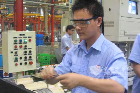 东风康明斯工程师现场工作