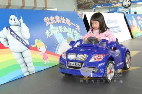 小朋友在米其林安全城市课堂上地理课