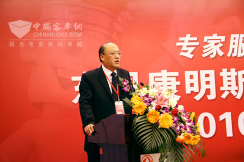 东风康明斯总经理、党委书记黄乃绪在服务年会上发言