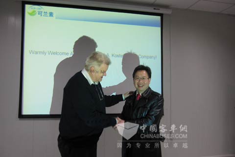 VDA专家与石总握手，祝贺可兰素通过现场审核