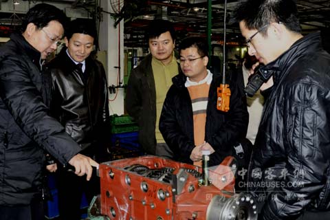 陈炜书记（左二）一行在该公司副总经理刘韶东等的陪同下总装分厂参观