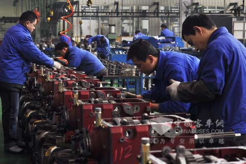 图为忙碌的綦齿传动公司客车变速器装配生产线现场