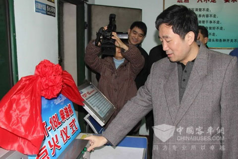 晏平为YC6T-18L柴油发动机点火