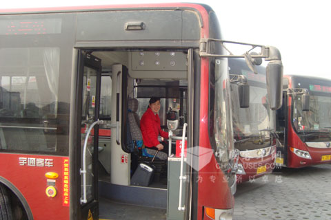 配装东风康明斯发动机的郑州公交车