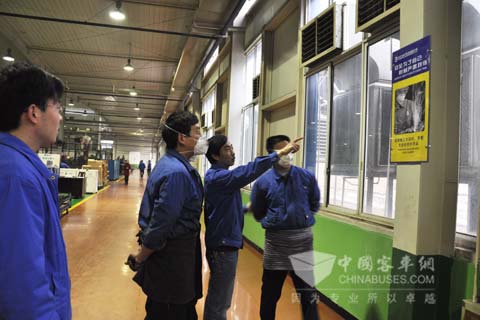 图为綦齿传动公司锥齿分厂员工正在观看安全提示牌