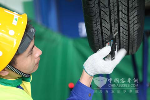 驰加技师正在进行31项车辆安全检查的比赛项目