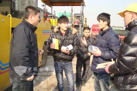 东风康明斯服务人员走访终端用户