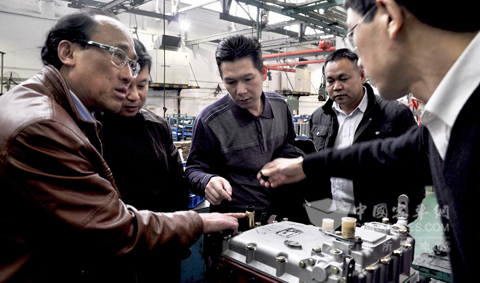 惠州公交公司客人在綦齿传动公司总装分厂生产现场参观