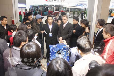 福伊特驱动公路产品项目经理哈舍洛夫先生向记者介绍产品