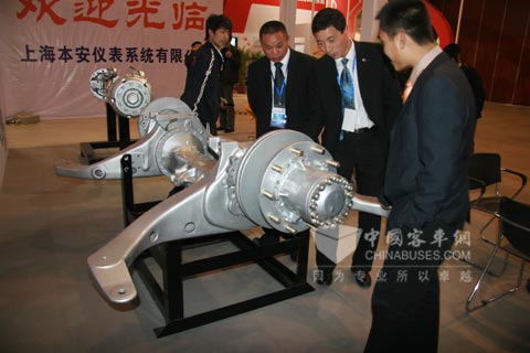 观众参观东风德纳车桥