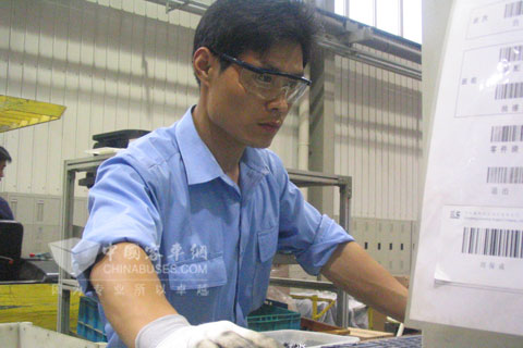 东风康明斯生产人员现场工作中