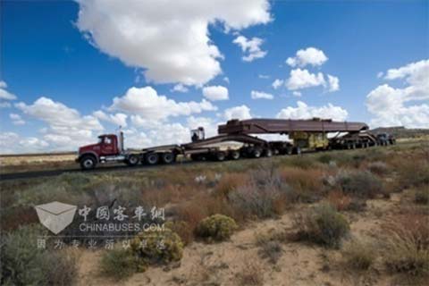 三台装有艾里逊变速箱的迈克卡车运输一台总毛重将近80万磅的变压器