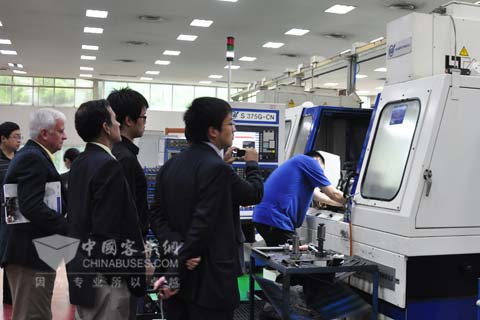 秘鲁海军代表团一行参观綦齿