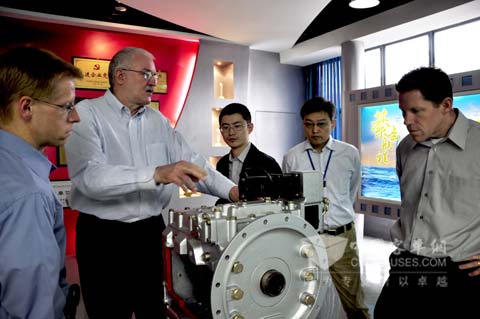 雷米电机客人在了解綦齿高技术低碳环保纯电动客车变速器的有关技术概况