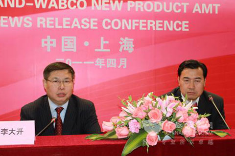陕西法士特集团公司董事长、总经理李大开（左）与威伯科公司亚太区总裁刘良（右）