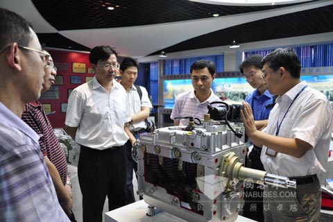 广州交委一行在綦齿参观展厅