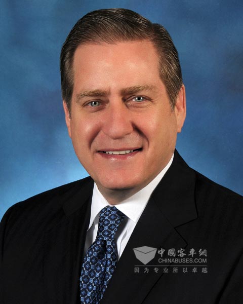 艾里逊变速箱董事长兼首席执行官，Lawrence E. Dewey