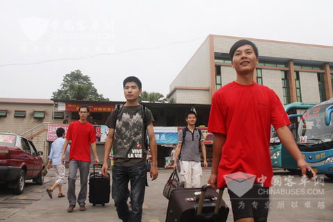 志愿者热情接待新员工