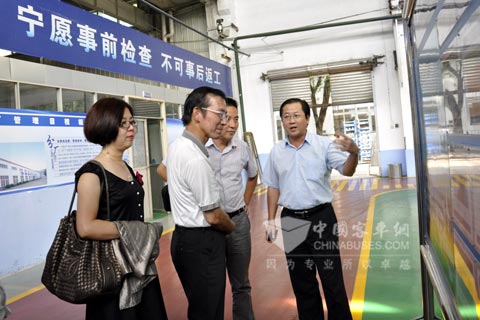 图为綦齿董事长总经理云珀向大金龙总经理郭仁祥介绍推进精益生产改善情况