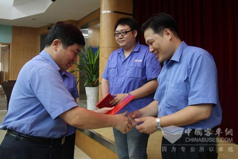 李天生为企业文化成果一等奖获得者颁奖