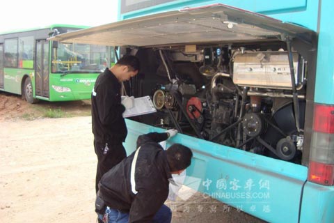 东风康明斯服务人员工作中