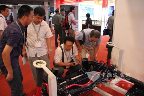 曙光车桥展会现场工作人员向客户讲解